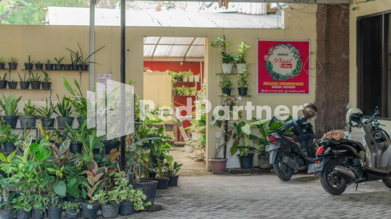 Vandhela Homestay Syariah Mitra Reddoorz Surabaya Exterior foto